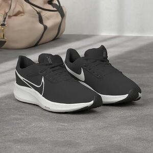 Men's Nike Air Zoom Pegasus 39 Black and White Running Shoe - Size 11